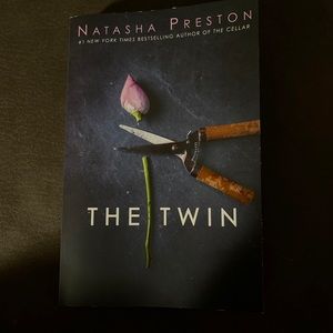 Book : the twin  by Natasha Preston